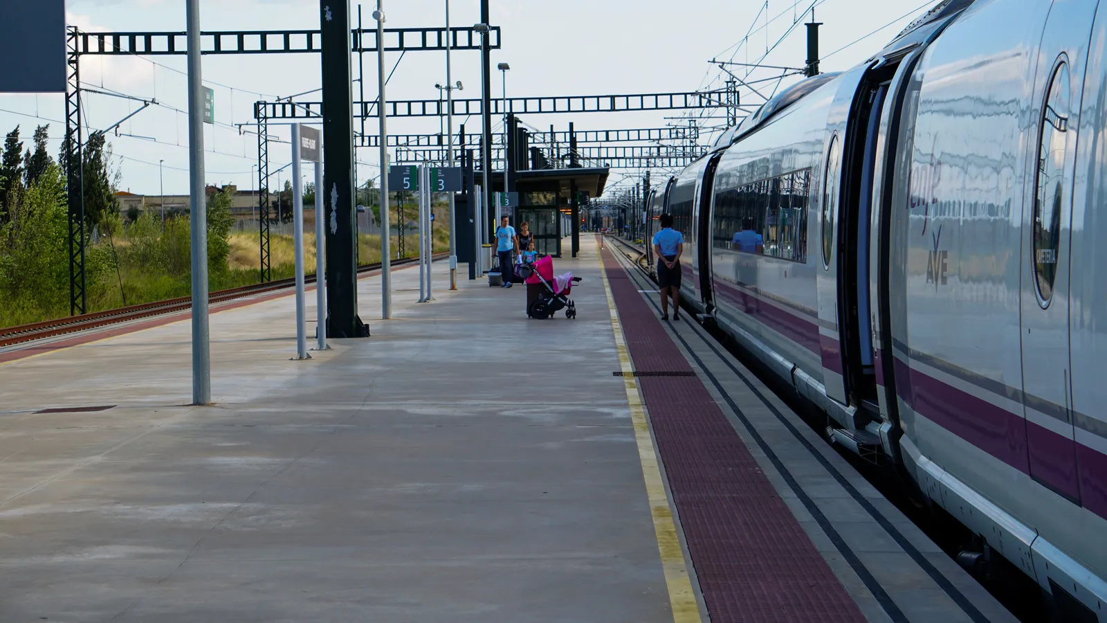 רכבת מהירה ברציף תחנה בברצלונה, החיבור המסילתי בין השדה לעיר, ספרד