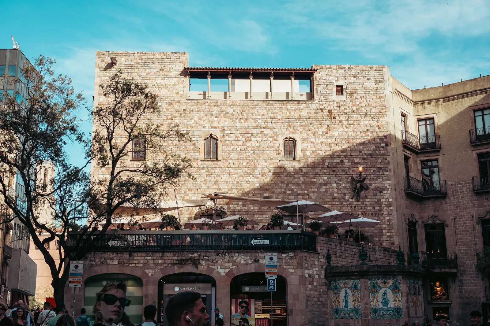 כיכר שכונתית בגרסיה עם בתי קפה ושולחנות ברחוב, ברצלונה, ספרד