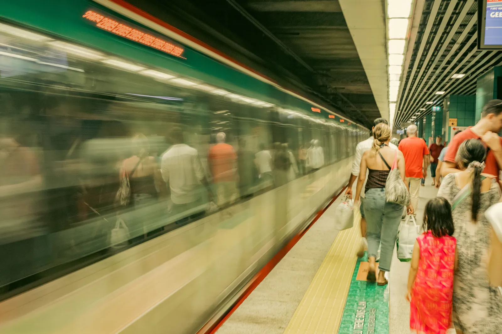 קרון מטרו צפוף בקו L3 בברצלונה עם נוסעים ותיירים, המוקד המרכזי של הכייסים בעיר