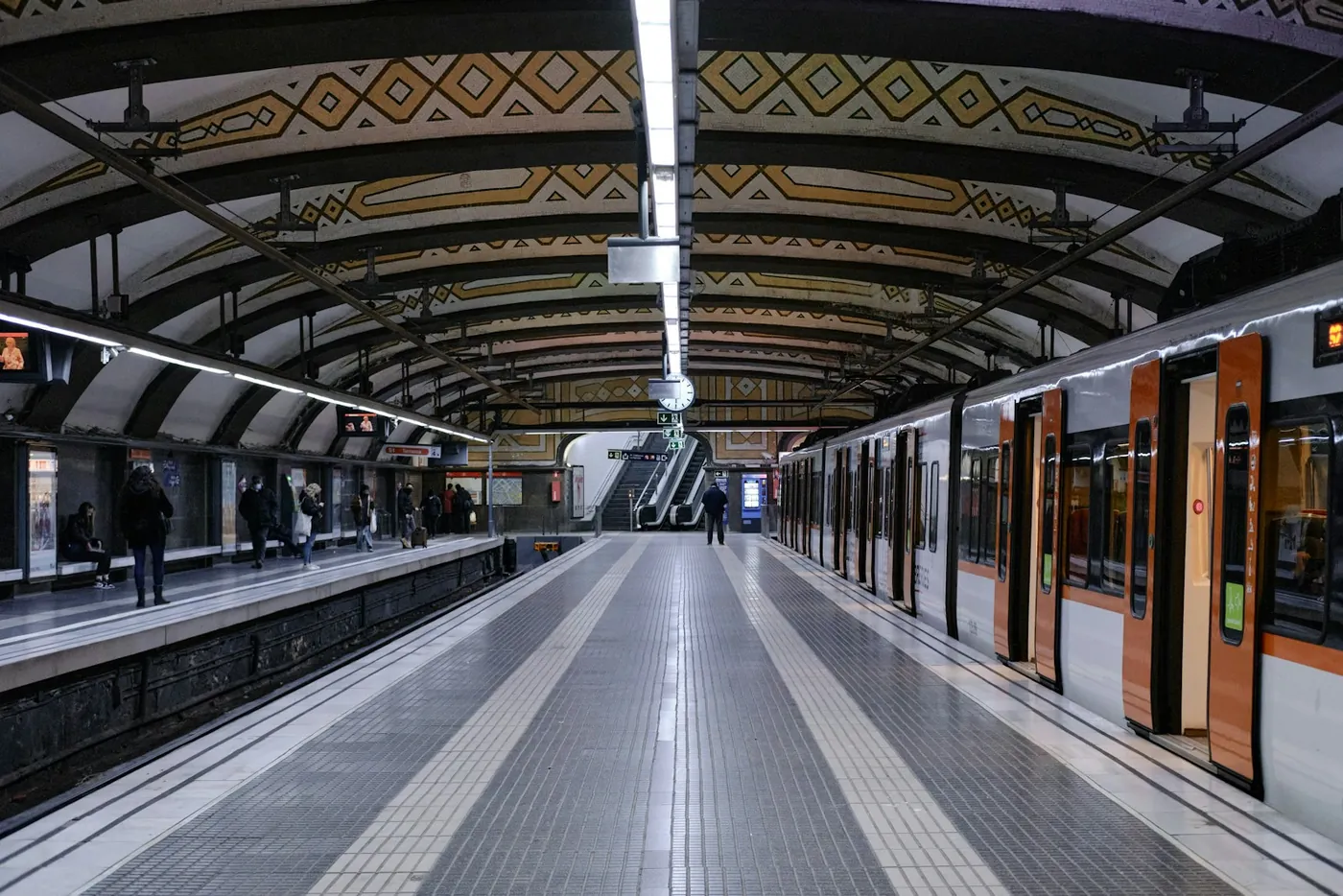 תחנת המטרו פלאסה קטלוניה בברצלונה, ספרד