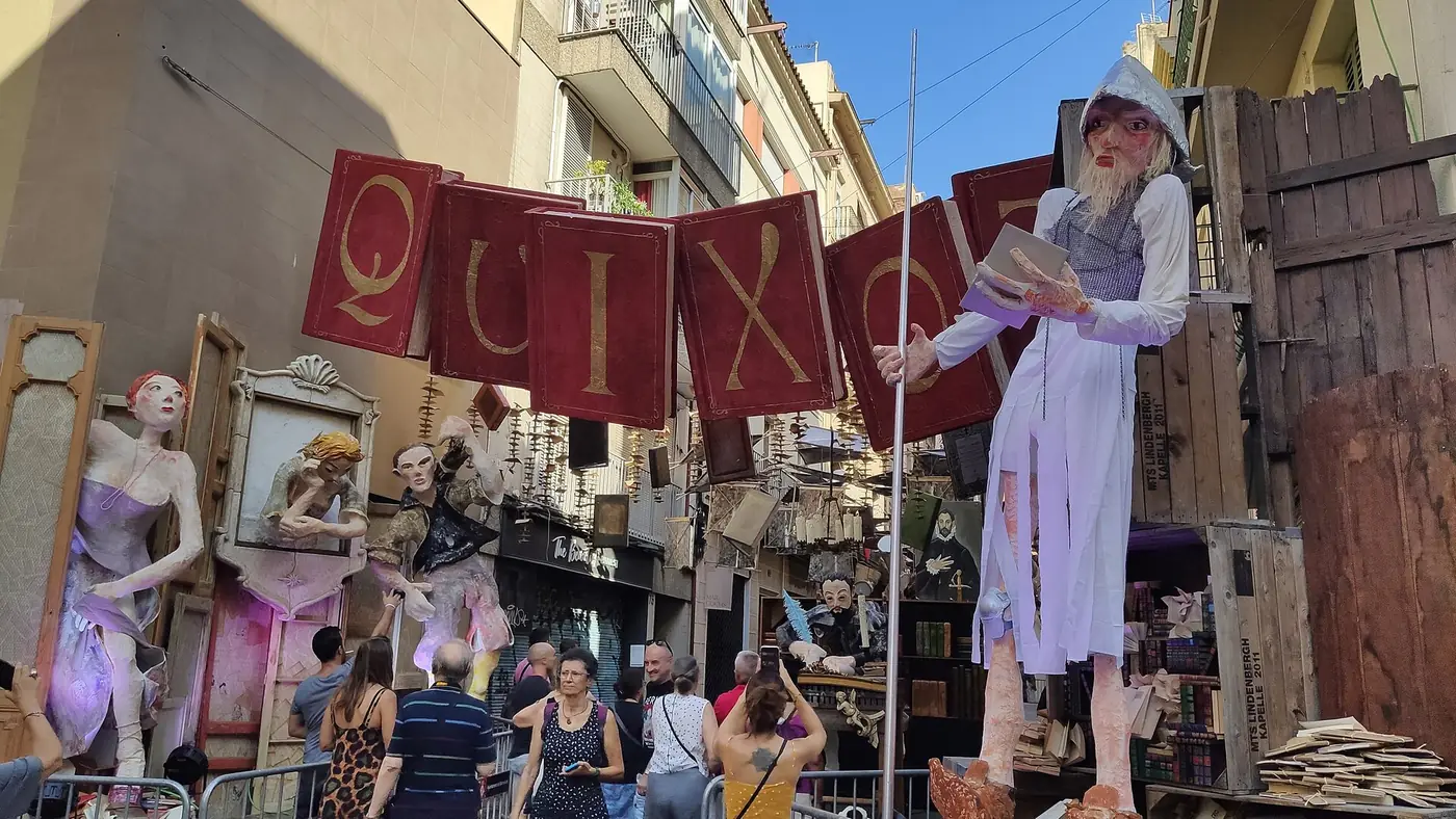 קישוטי רחוב ענקיים בעבודת יד בפסטה מאז׳ור של גרסיה, ברצלונה, ספרד