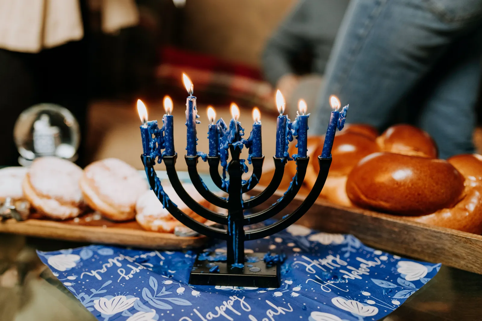 נרות חנוכייה דולקים, חיים יהודיים בברצלונה, ספרד