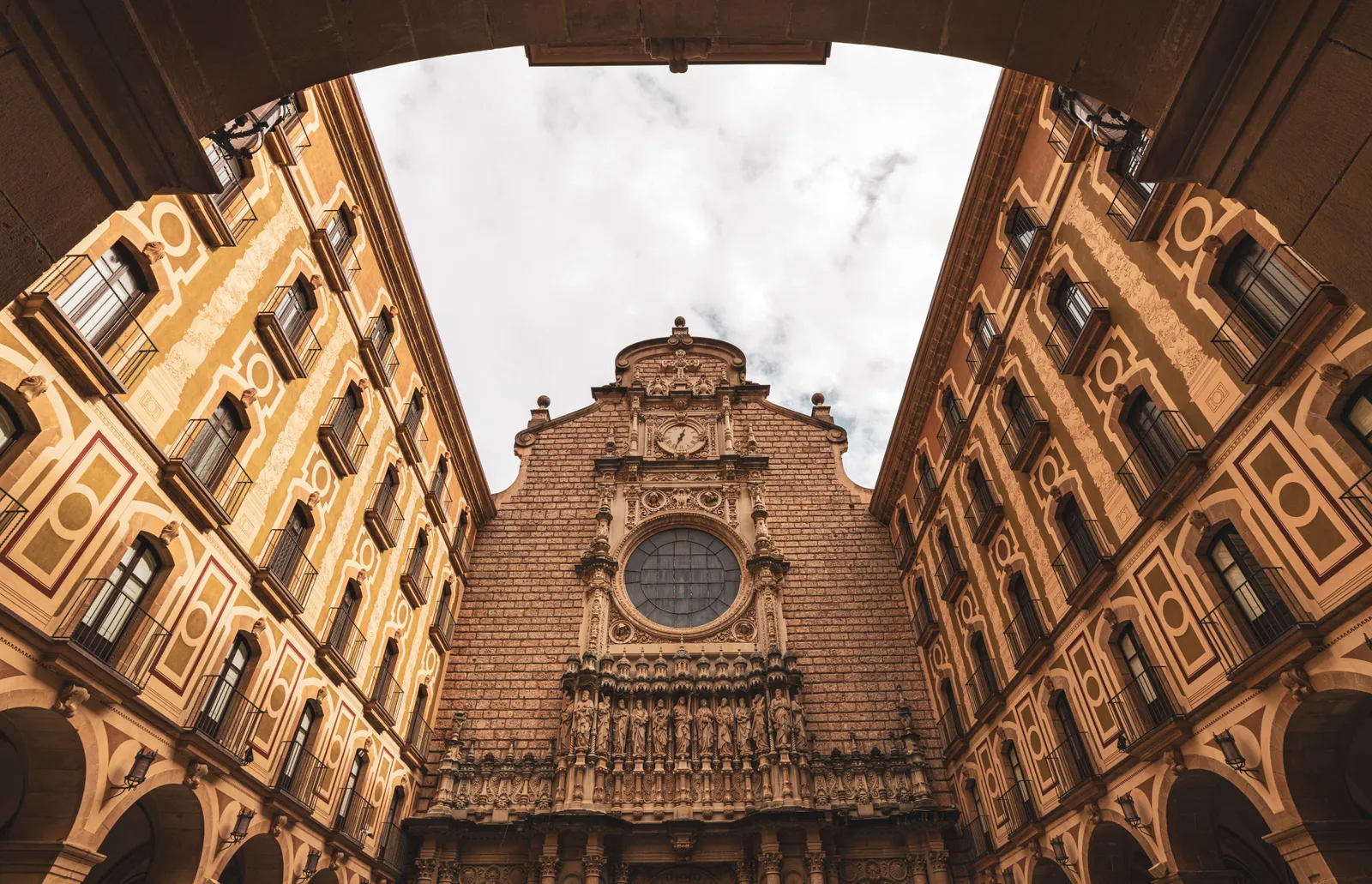 חצר הבזיליקה של מנזר מונסראט בהרים, קטלוניה, ספרד