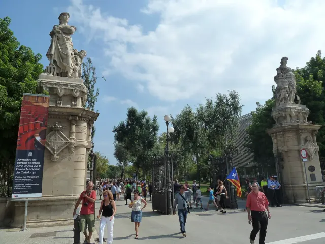 שערי אבן מונומנטליים עם פסלים ומבקרים נכנסים אל הפארק