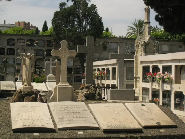 שורות קברי אבן וצלבים עם פרחים