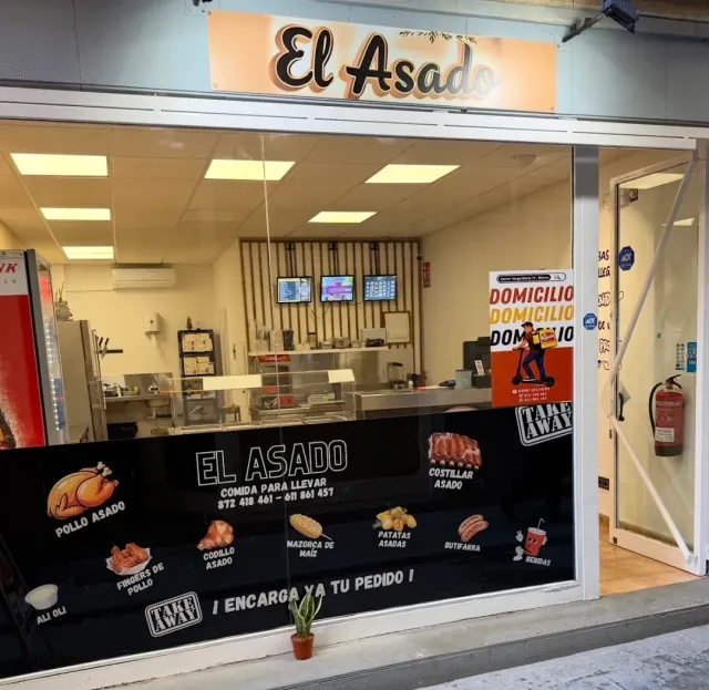 חזית חנות אוכל לקחת עם חלון זכוכית רחב ומדבקות תפריט מצוירות